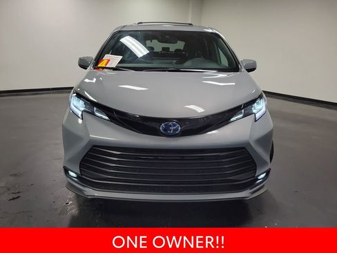 Used 2025 Toyota Sienna XLE Woodland Edition image 3