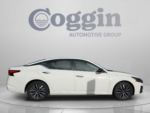 Used 2025 Nissan Altima 2.5 SV FWD image 6