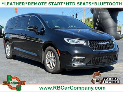 Used 2025 Chrysler Pacifica Select