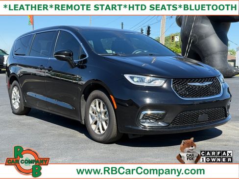Used 2025 Chrysler Pacifica Select FWD image 1