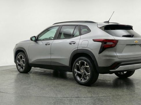 Used 2025 Chevrolet Trax LT w/ LT Convenience Package image 6