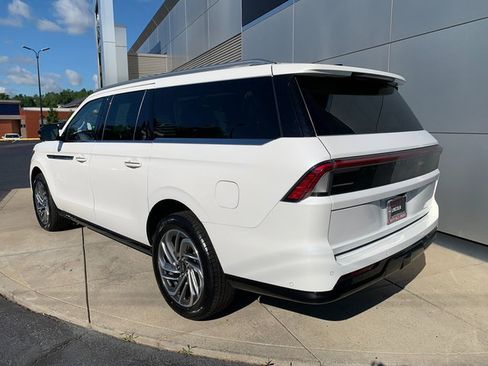 Certified 2025 Lincoln Navigator L Reserve AWD/4WD image 3