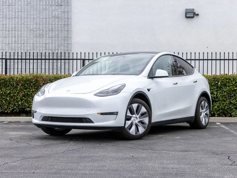 Used 2024 Tesla Model Y Long Range AWD/4WD image 3