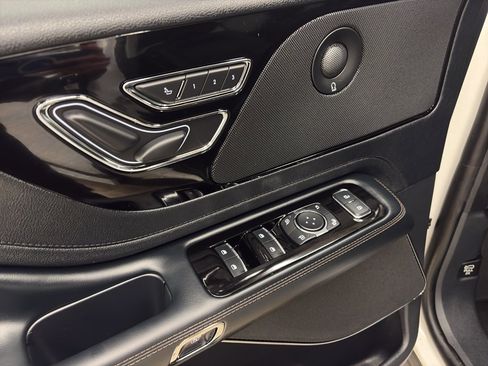 Used 2025 Lincoln Aviator AWD w/ Jet Appearance Package image 11