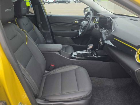 Used 2024 Chevrolet Trax ACTIV w/ Driver Confidence Package FWD image 3