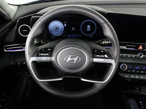 Certified 2025 Hyundai Elantra SEL image 17