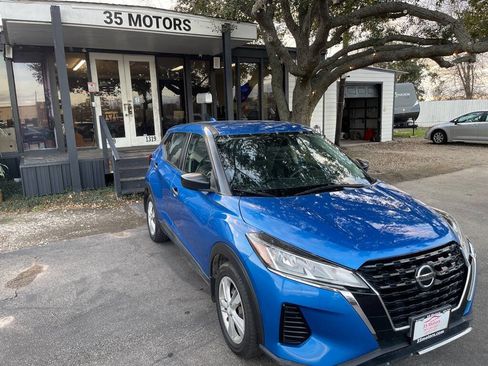 Used 2021 Nissan Kicks S image 3