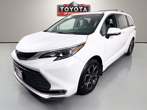 Certified 2025 Toyota Sienna Platinum image 3