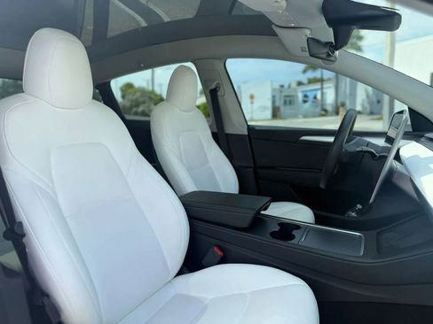 Used 2022 Tesla Model Y Long Range image 19