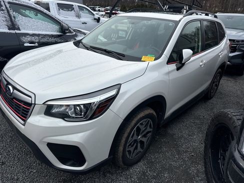 Used 2020 Subaru Forester Premium image 3