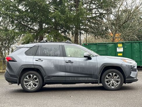 Used 2022 Toyota RAV4 XLE Premium image 6