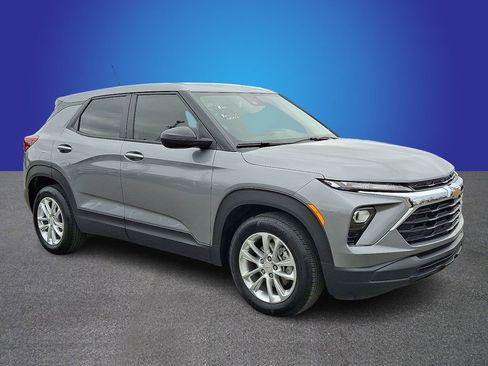 Used 2024 Chevrolet TrailBlazer LS w/ LS Convenience Package FWD image 3