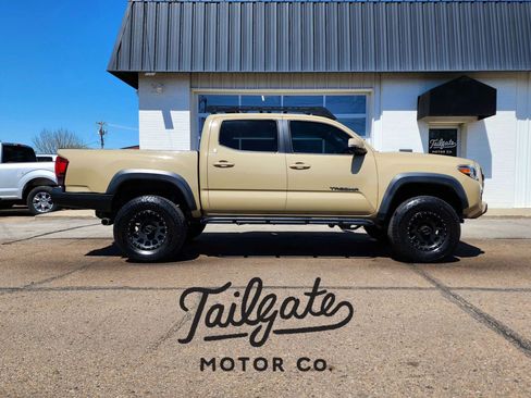 Used 2018 Toyota Tacoma TRD Off-Road w/ Technology Package AWD/4WD image 1