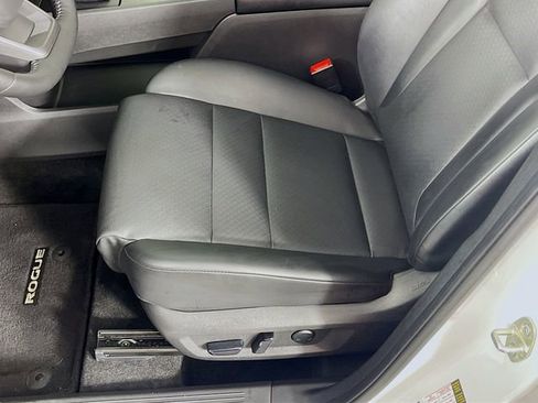 Used 2025 Nissan Rogue SV w/ SV Premium Package FWD image 19