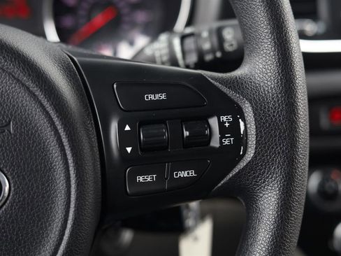 Used 2017 Kia Sedona LX image 17