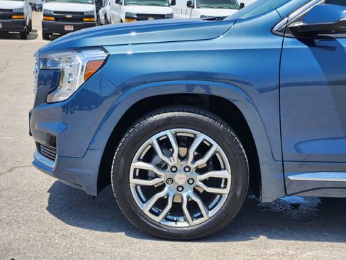 Used 2024 GMC Terrain Denali w/ Denali Premium Package AWD/4WD image 9