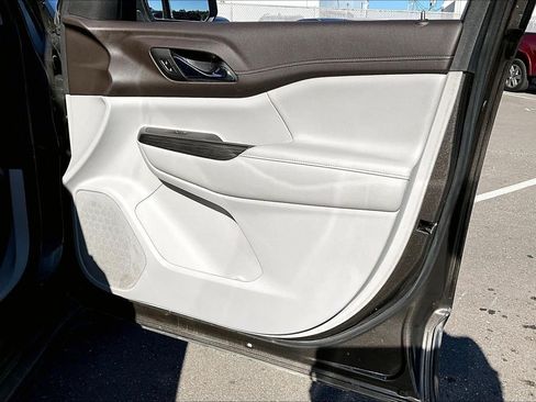 Used 2020 GMC Acadia SLT FWD image 26