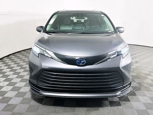 Used 2025 Toyota Sienna LE w/ LE Plus Package AWD/4WD image 8