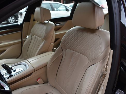 Used 2019 BMW 750i 750i Sedan w/ Executive Package image 13