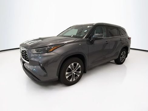 Used 2023 Toyota Highlander XLE AWD/4WD image 3