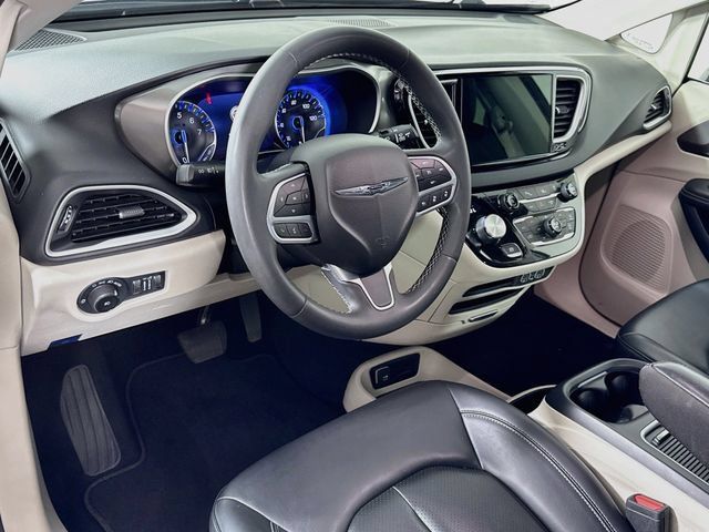 Used 2023 Chrysler Pacifica Touring-L FWD image 11