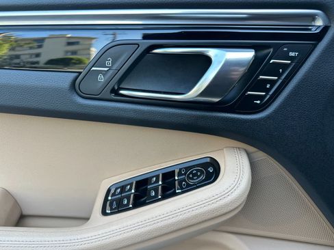 Certified 2025 Porsche Macan AWD/4WD image 12