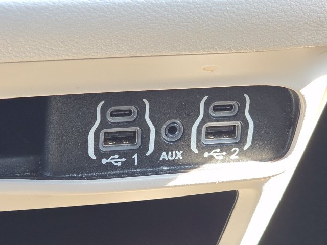 Used 2022 Chrysler Voyager LX FWD image 24