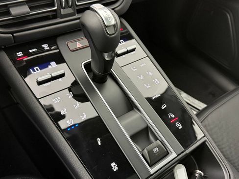 Certified 2026 Porsche Macan AWD/4WD image 18