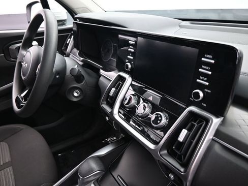 Used 2023 Kia Sorento LX image 17