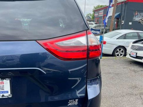 Used 2020 Toyota Sienna XLE w/ XLE Navigation Package image 9