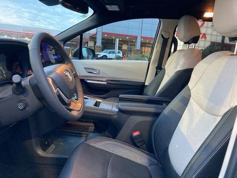 Used 2025 Toyota Sienna Limited image 10