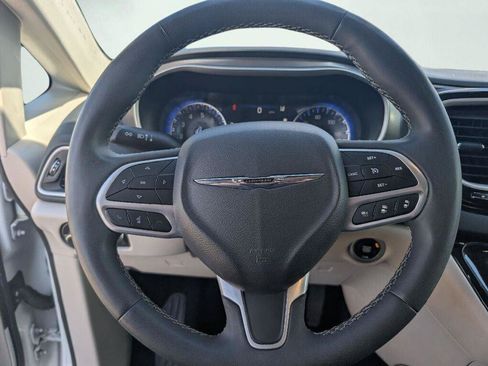 Used 2023 Chrysler Pacifica Touring-L FWD image 30