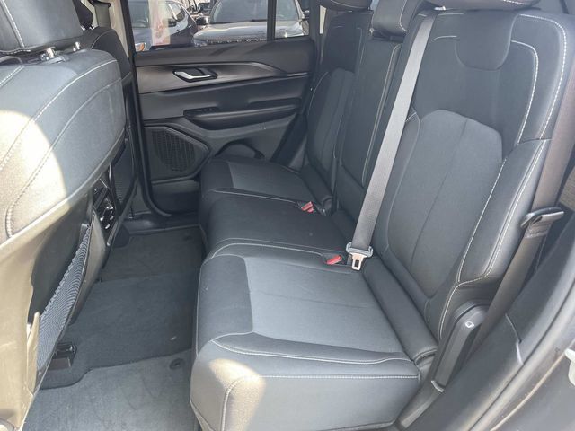 Used 2023 Jeep Grand Cherokee Laredo AWD/4WD image 17