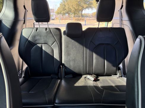 Used 2025 Chrysler Pacifica Limited image 17