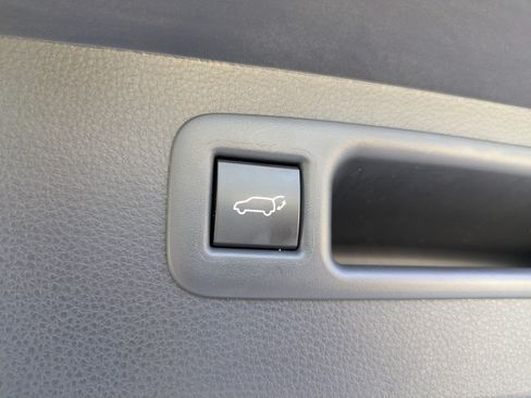Used 2025 Toyota Highlander XLE FWD image 14