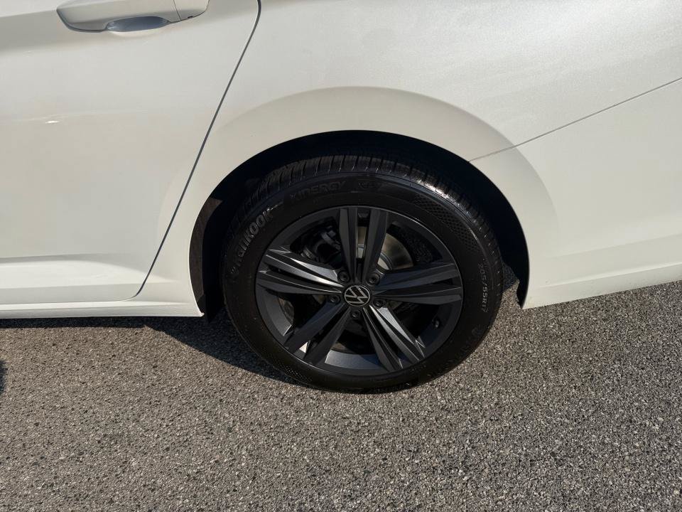 Certified 2022 Volkswagen Jetta SE FWD image 22