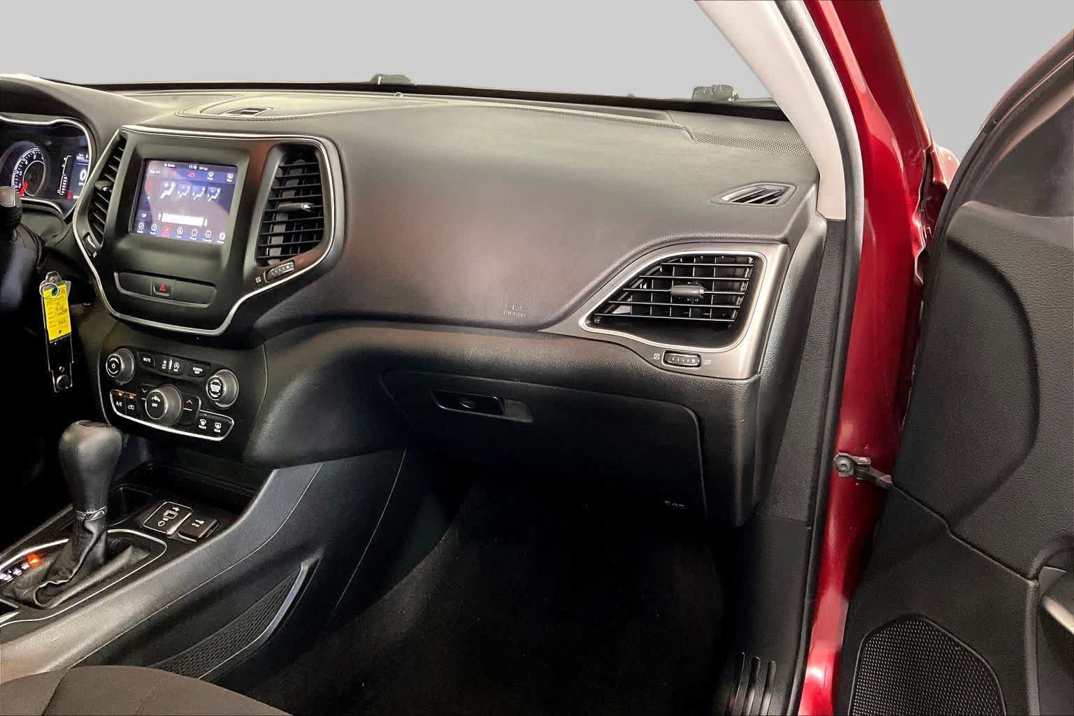 Used 2019 Jeep Cherokee Latitude w/ Popular Appearance Group FWD image 18