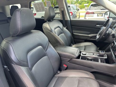 Used 2022 Nissan Pathfinder SL AWD/4WD image 16