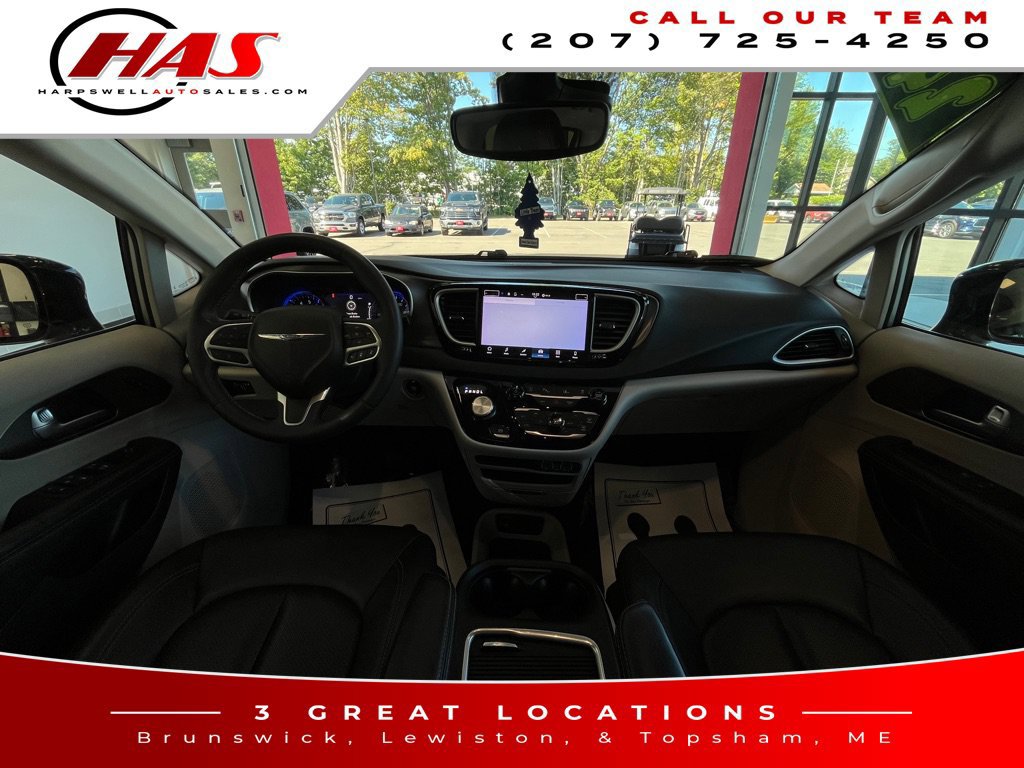 Used 2024 Chrysler Pacifica Touring-L FWD image 18