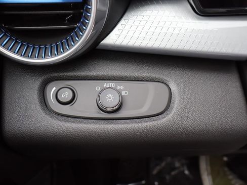 New 2026 Chevrolet Trax LT w/ Sunroof Package FWD image 17