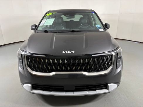 Used 2025 Kia Carnival FWD image 3