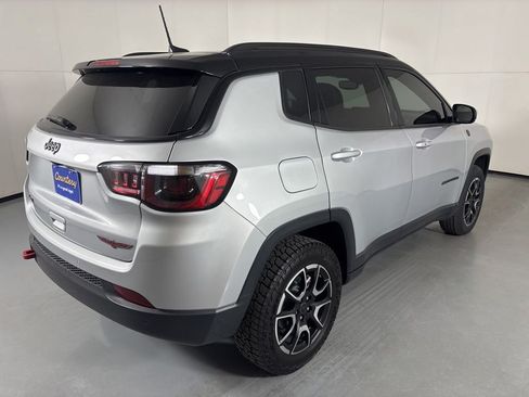 Used 2025 Jeep Compass Trailhawk AWD/4WD image 8