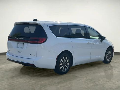 Used 2024 Chrysler Pacifica Select image 12