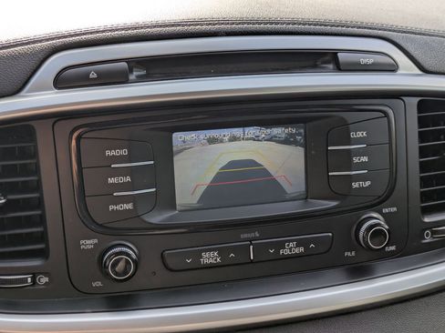 Used 2018 Kia Sorento L image 18