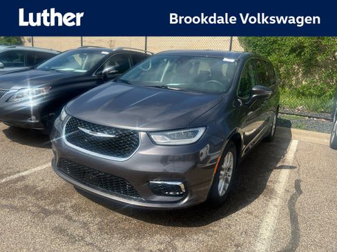 Used 2023 Chrysler Pacifica Touring-L FWD image 1