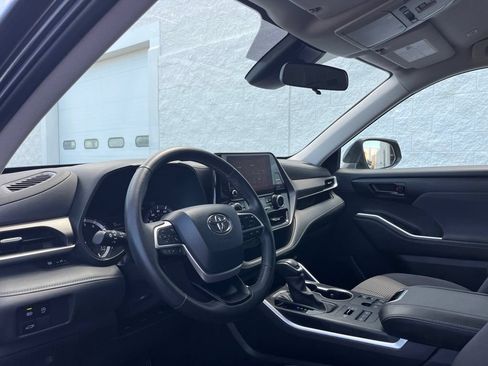 Used 2024 Toyota Highlander LE AWD/4WD image 9