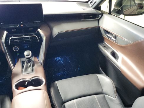 Used 2022 Toyota Venza Limited image 17