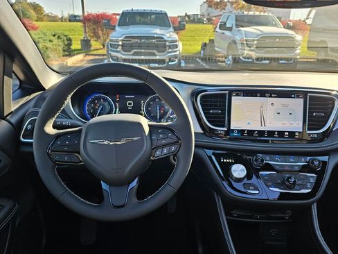 New 2026 Chrysler Pacifica Limited w/ Uconnect Theater Family Group image 36