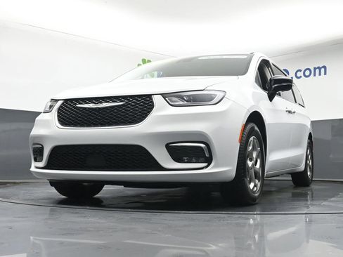 Used 2024 Chrysler Pacifica Limited AWD/4WD image 6