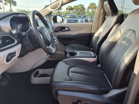 Used 2024 Chrysler Pacifica Touring-L FWD image 25